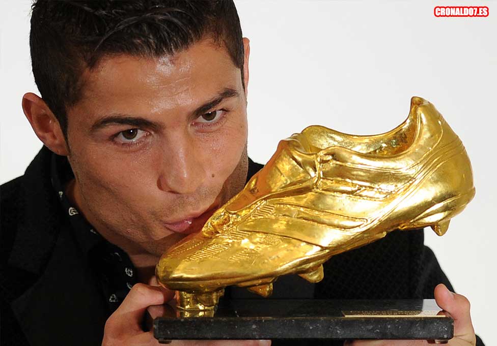 Cristiano Ronaldo besa la Bota de Oro (2014)