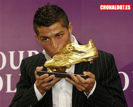 Cristiano Ronaldo en Madeira recibiendo la bota de oro