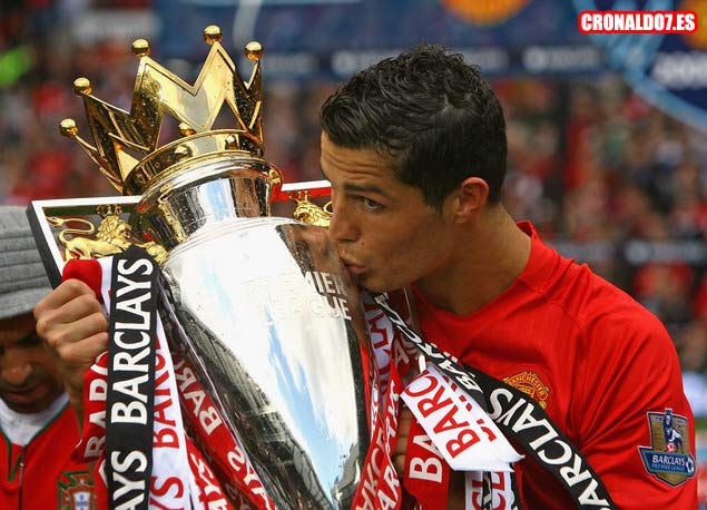 Cristiano Ronaldo besando su tercera Premier League