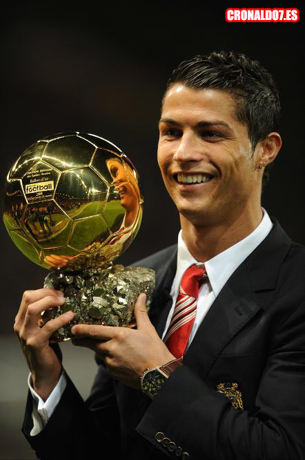 Cristiano Ronaldo recogiendo el Balón de Oro