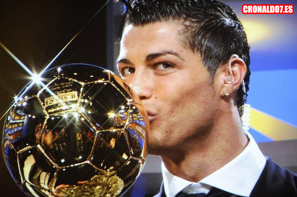 Cristiano Ronaldo posando con el Balón de Oro