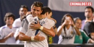 Cristiano Ronaldo abraza a un aficionado