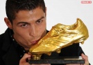 Cristiano Ronaldo besa la Bota de Oro (2014)