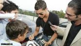 Cristiano Ronaldo firmando autografos a la salida de un entrenamiento