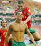 Cristiano Ronaldo sin camiseta con la seleción portuguesa