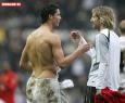 Cristiano Ronaldo al acabar el partido se intercambia la camiseta