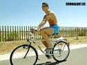 Cristiano Ronaldo paseando en bicicleta