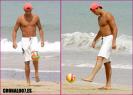 Cristiano Ronaldo en la playa jugando a futbol